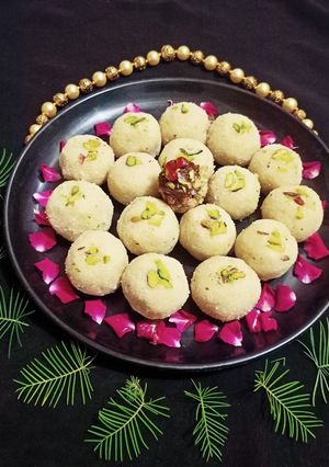 A picture of Semolina Gulkand laddu.