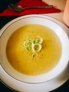 Una foto de Crema parmentier de guisantes y queso curado