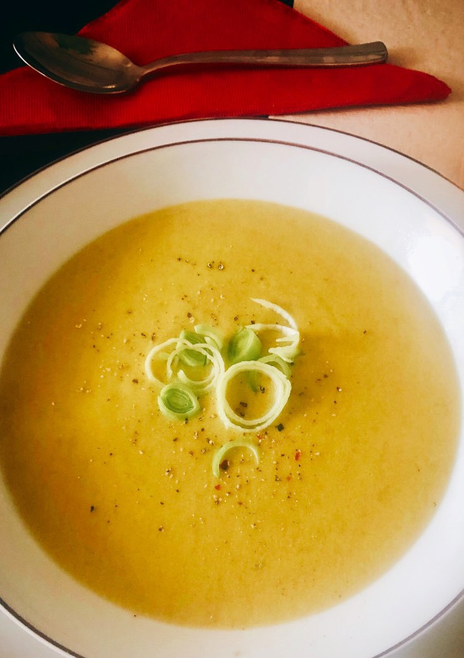 Una foto de Crema parmentier de guisantes y queso curado