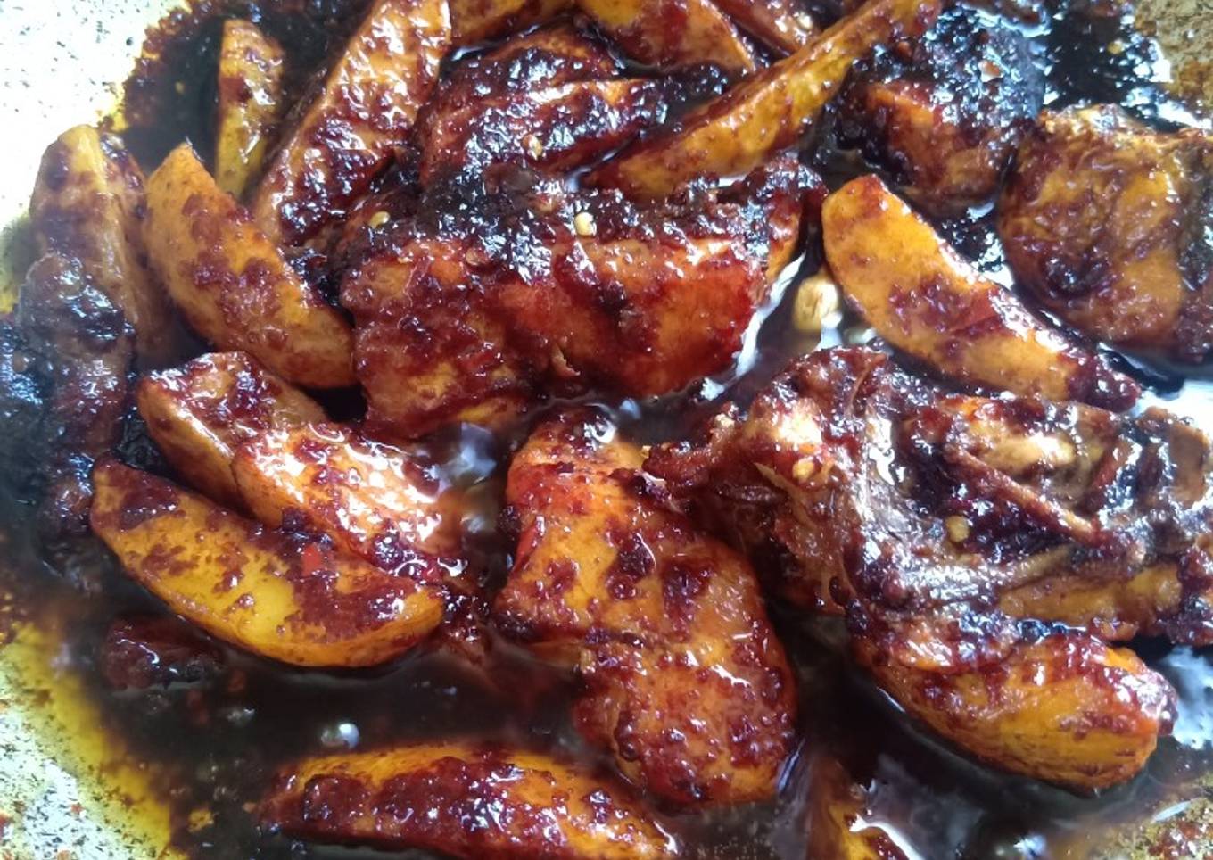 Ayam dimasak dalam kecap dengan kentang