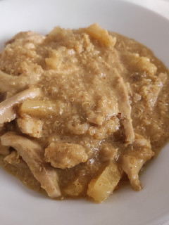 Una foto de Curry dulce de quinoa y pechuga de pollo