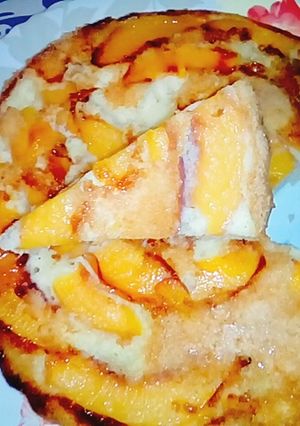 Una foto de Torta invertida de duraznos 👌