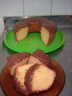 Una foto de Torta de naranja con chocolate cobertura