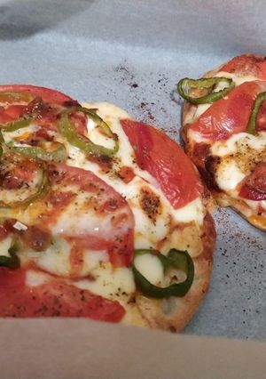 Φωτογραφία της συνταγής Ατομικές πίτσες... πανεύκολα - γρήγορα