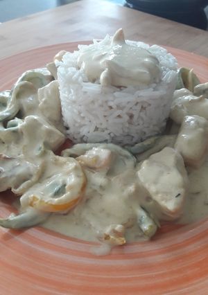 Une photo de Émincé de poulet et poivrons au curry avec crème de coco
