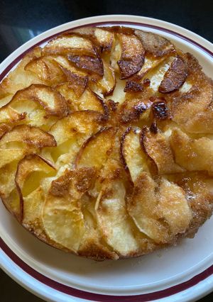 Una foto de Torta invertida de manzanas 🍎