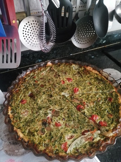 Una foto de Quiche de espinacas, champiñones y tomate cien por cien casero