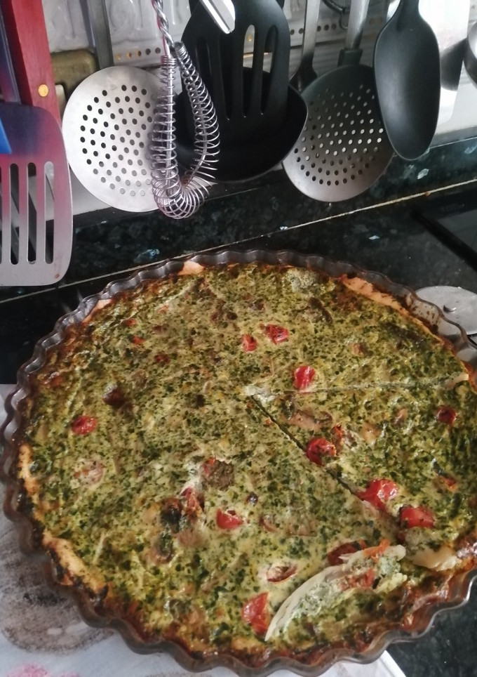Una foto de Quiche de espinacas, champiñones y tomate cien por cien casero