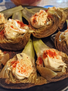 Una foto de Alcachofas con mayonesa de anchoas y pimentón