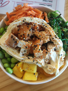 Una foto de Poke de salmón, tofu y mango