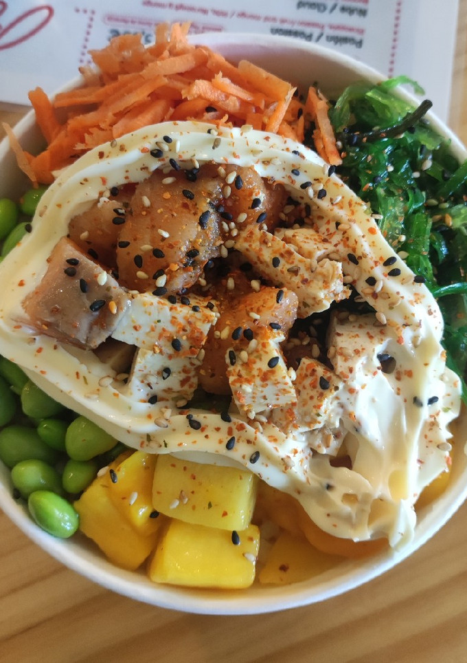 Una foto de Poke de salmón, tofu y mango