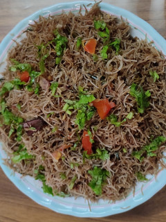 கேழ்வரகு தக்காளி மசாலா சேவை (Ragi tomato masala sevai) (Kelvaragu thakkali sevai recipe in tamil) செய்முறை முக்கிய புகைப்படம்