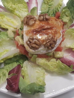 Una foto de Ensaladas variadas con manzana, aguacate, tomate, queso de cabra, nueces y miel