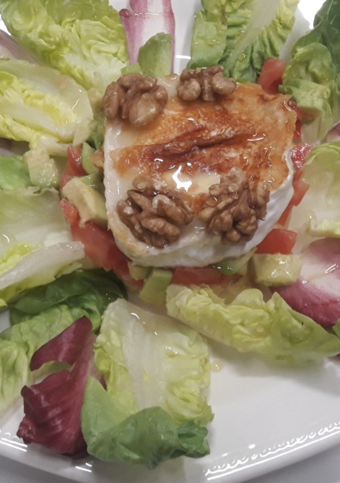 Una foto de Ensaladas variadas con manzana, aguacate, tomate, queso de cabra, nueces y miel