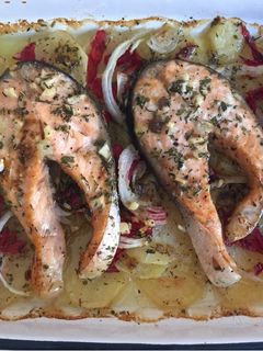 Una foto de Salmón marinado con toque de limón al horno