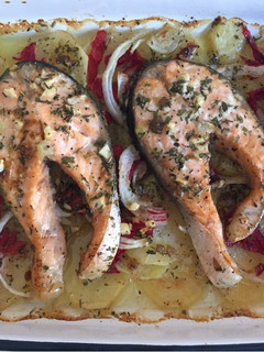 Una foto de Salmón marinado con toque de limón al horno