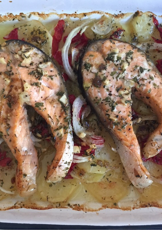 Una foto de Salmón marinado con toque de limón al horno