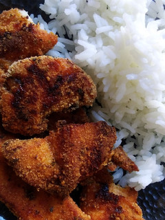 Una foto de Pollo al horno con pan rallado