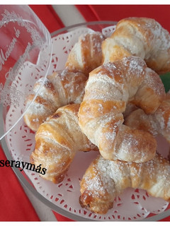 Una foto de Cruasanes con mermelada casera de higos