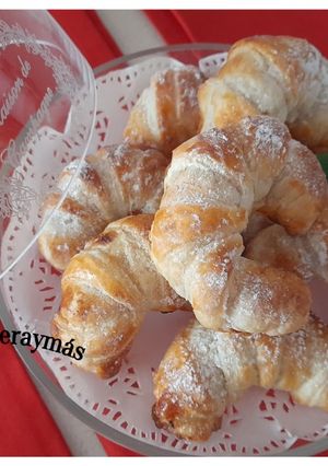 Una foto de Cruasanes con mermelada casera de higos