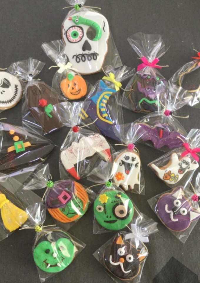 Una foto de Galletas de mantequilla 🍪 decoradas con fondant para 👻 Halloween 🎃