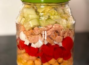 Una foto de Ensalada de Garbanzos, Ciruelas y Bonito en Tarro