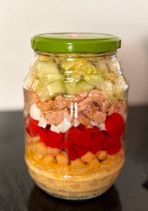 Una foto de Ensalada de Garbanzos, Ciruelas y Bonito en Tarro