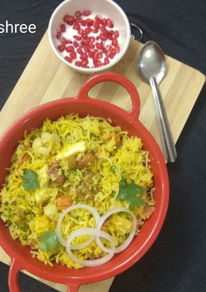 A picture of Navratna Pulao.