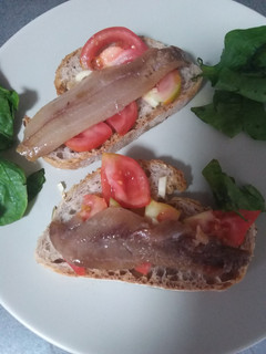 Una foto de 🍞Tosta de sardinas🐟 ahumadas con tomate🍎