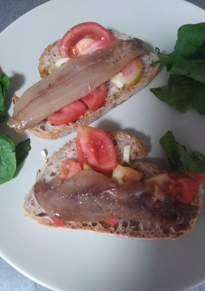 Una foto de 🍞Tosta de sardinas🐟 ahumadas con tomate🍎