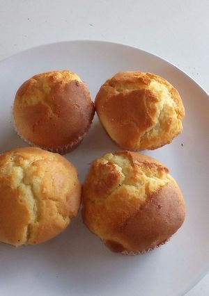 A picture of Vanilla Queens cakes.