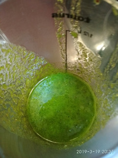 Una foto de Pesto de albahaca y pistachos