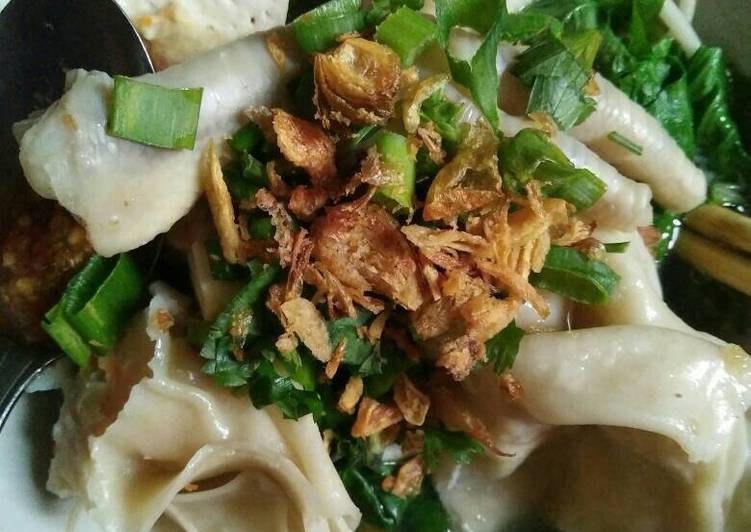 Kuah pangsit isi ayam dan tahu