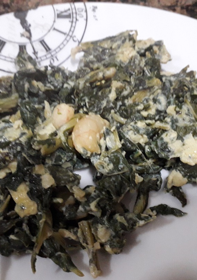 Una foto de Revuelto de acelgas con gambas