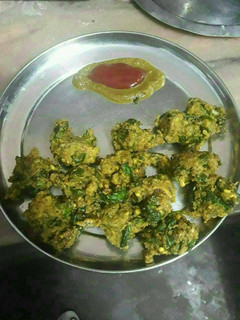 मूंग दाल पालक भजिये (Moong daal palak bhjiye recipe in hindi) रेसिपी मुख्य फोटो