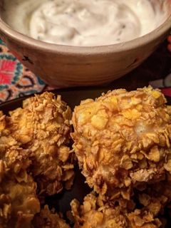 Una foto de Nuggets con salsa de yogur y limón sin gluten y sin lácteos