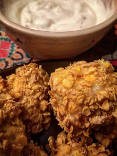 Una foto de Nuggets con salsa de yogur y limón sin gluten y sin lácteos