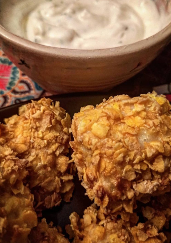 Una foto de Nuggets con salsa de yogur y limón sin gluten y sin lácteos