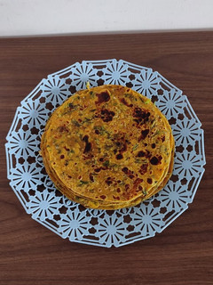 કોથમીર મેથી ના થેપલા (Kothmir Methi Thepla Recipe In Gujarati) રેસીપી મુખ્ય ફોટો