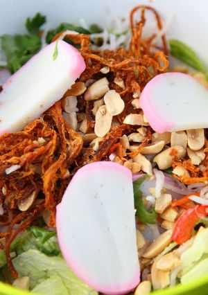 Hình của món Salad chả cá kamaboko kiểu Việt Nam.