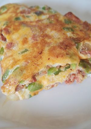 Una foto de Huevo con chorizo vela, queso y pimiento