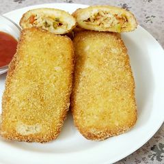 A picture of Chicken noodles bread pockets.