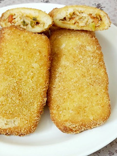 A picture of Chicken noodles bread pockets.