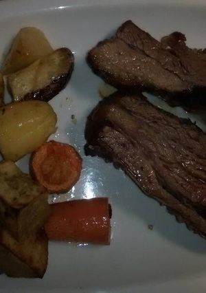 Una foto de Vacío al horno y mix de vegetales