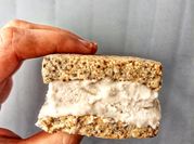 Una foto de postres con crema de coco