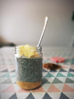 Una foto de Puding de chía con crema de cacahuate y manzana