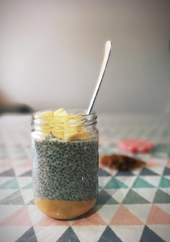 Una foto de Puding de chía con crema de cacahuate y manzana