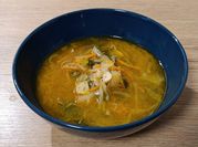 Una foto de sopa de verduras con nabo