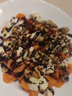 Una foto de Zanahorias con queso camembert, nueces y vinagre balsámico
