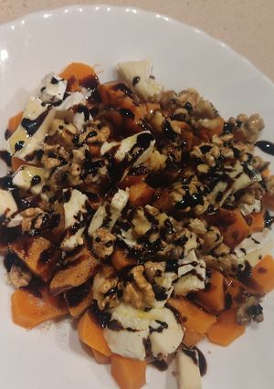 Una foto de Zanahorias con queso camembert, nueces y vinagre balsámico